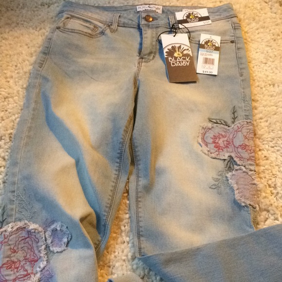 🌺HP🌺 Light Wash Jeans with Appliqué - Picture 3 of 6